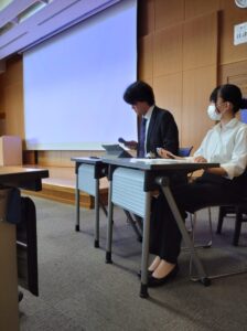 写真３　司会やタイムキーパーも学生が行います