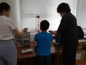 2024　8月アイサワ吉備おひさまボラ④ 学生の作品で遊んで楽しむ子ども