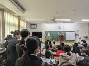 写真2：授業を参観する様子①