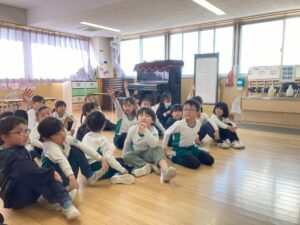 4 学生の問いかけに反応する園児