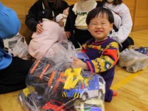 ➁おもちゃをもらって満面の笑みを浮かべる子ども